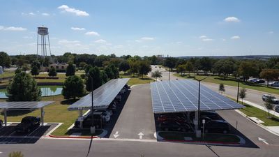 Solarpaneele auf dem Parkplatz des TACC